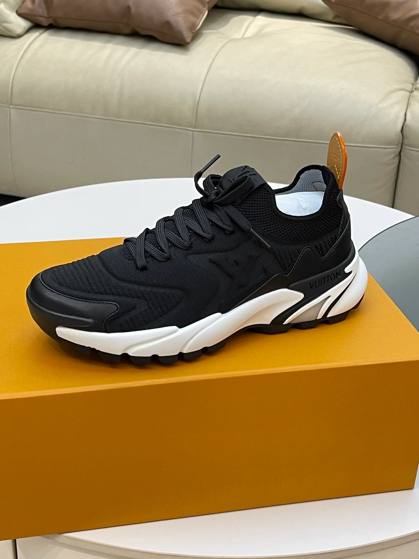 [L Home] Top P: 700💰 Size: 39-44 (customized at 38.45.46) LV Donkey Brand Louis Vuitton RUNNER TATIC new men's sneakers This LV Runner Tatic sneaker uses a whole piece of technical knitting to create an easy-to-take-off design, and then outlines the upper with cow leather trim. The LV logo on the side releases a dynamic atmosphere between the textures, the leather back strap is shaped like the handle fastener of the Louis Vuitton leather goods series, and the lightweight and wear-resistant two-tone rubber sole completes the whole. The toe and heel wrap details continue to provide comfortable fabric foot support, creating a stylish and stylish upper! Comes with full original packaging!